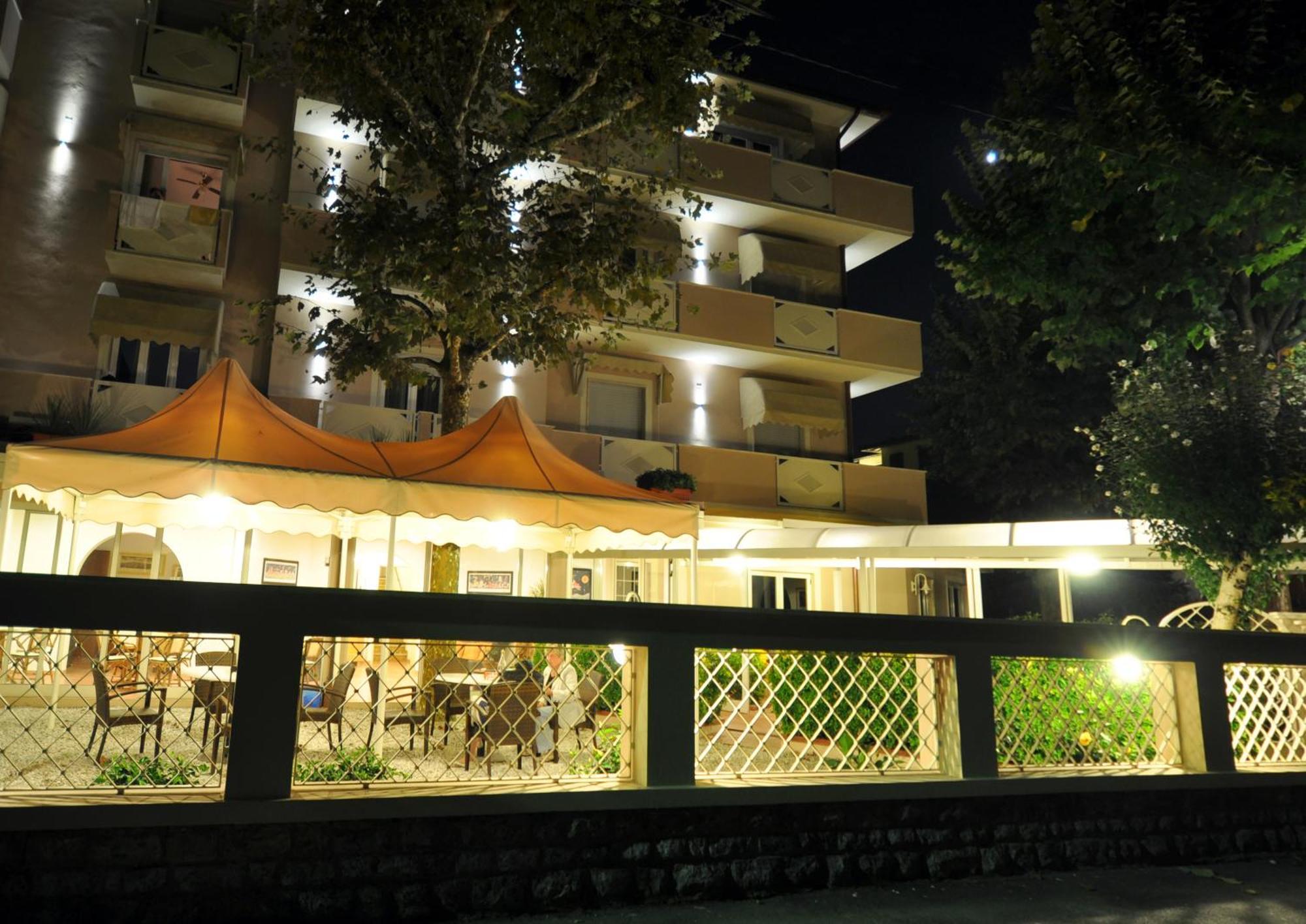 Hotel Azzurra Marina di Pietrasanta Exterior photo